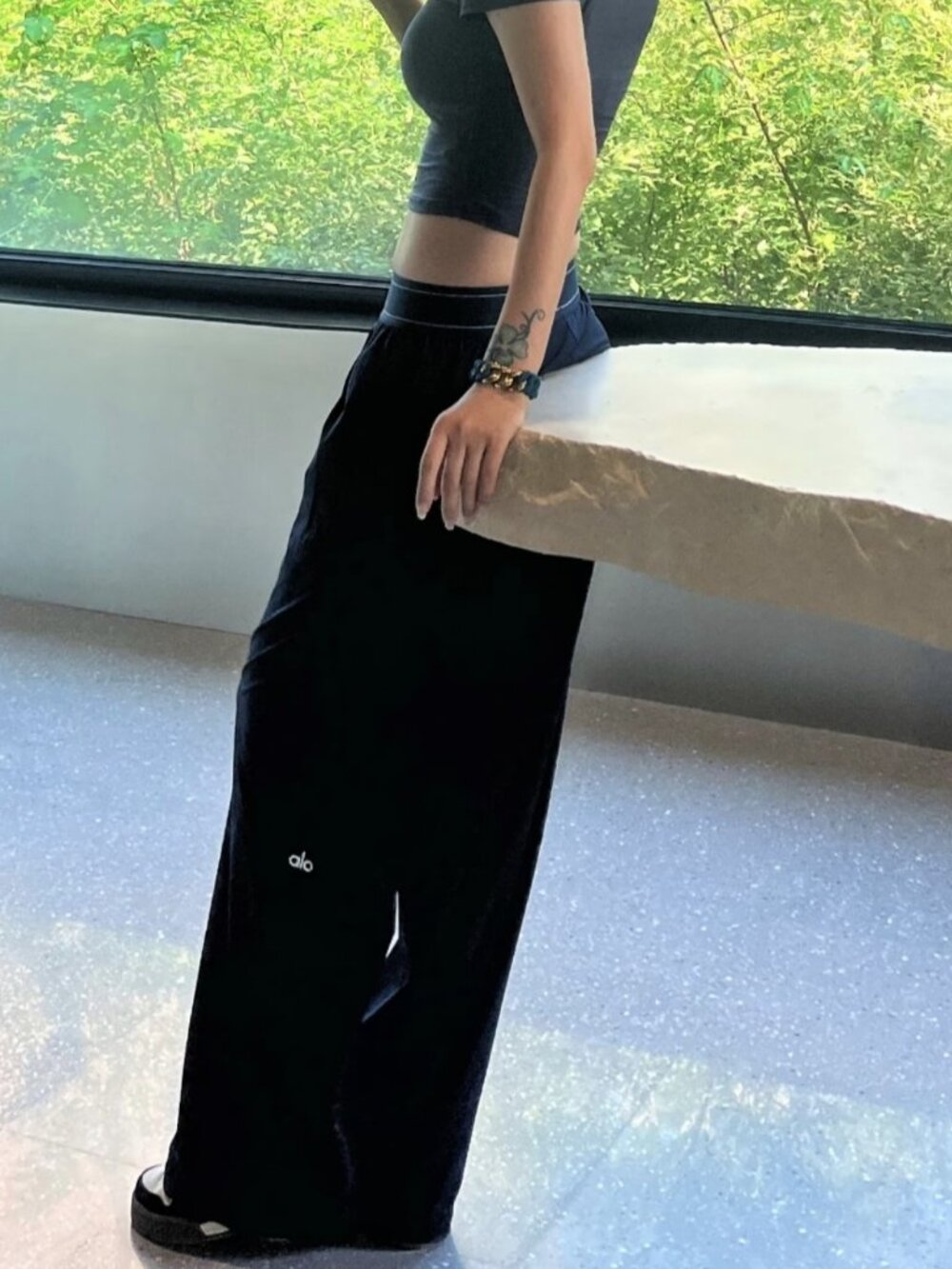 😉NWT Alo Yoga Black Versatil Pants 30-inch Classic Hot Selling Item💥 - Picture 7 of 7